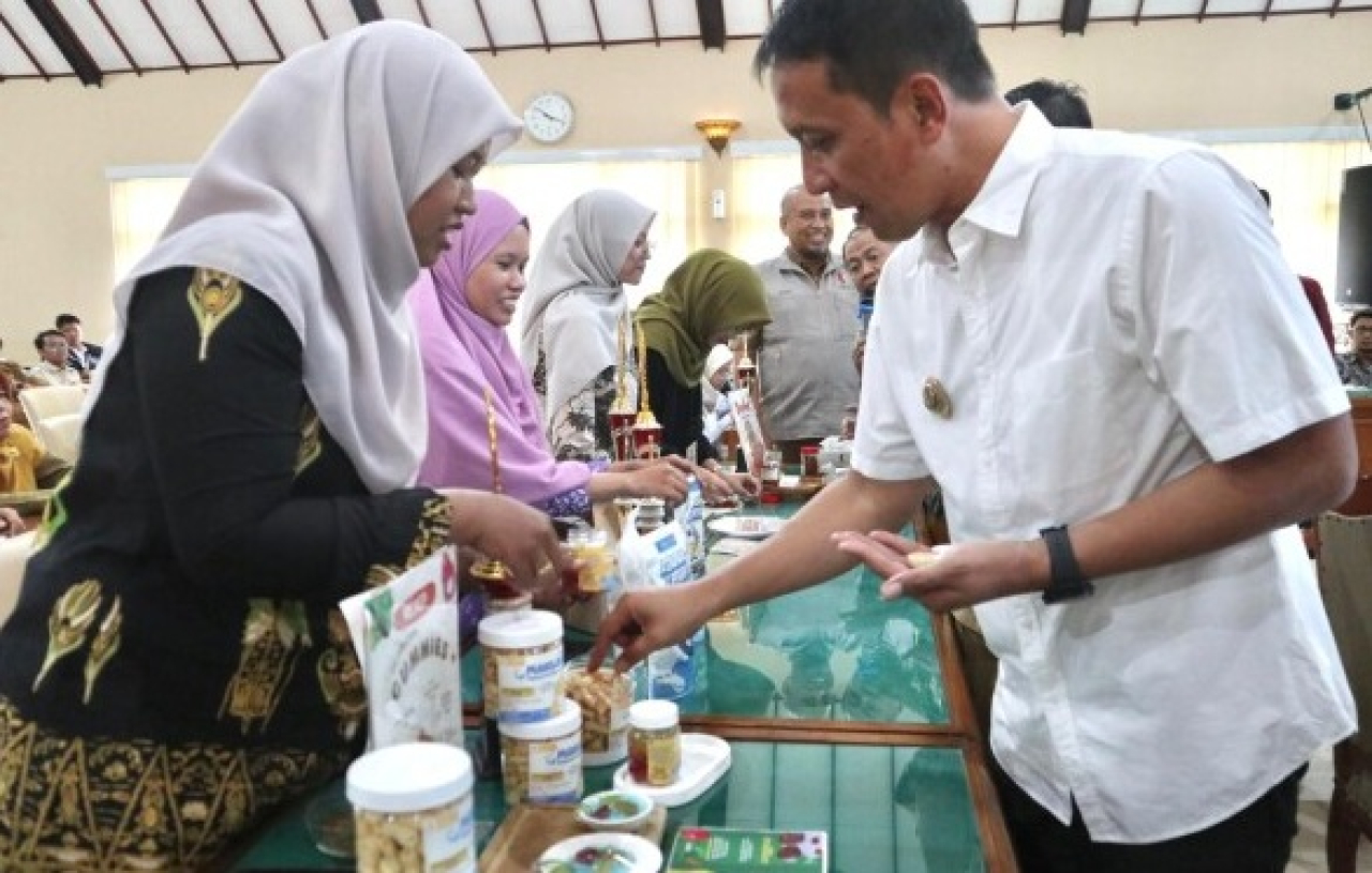 Bupati Bojonegoro Setyo Wahono melihat langsung inovasi olahan sisa pangan dalam acara Gema Pangan. SP/ BJN