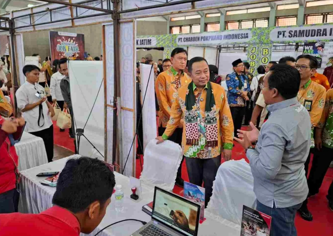 Bupati Bondowoso, Abd Hamid Wahid saat menghadiri acara dan melakukan peninjauan ke semua stand. SP/ BDW