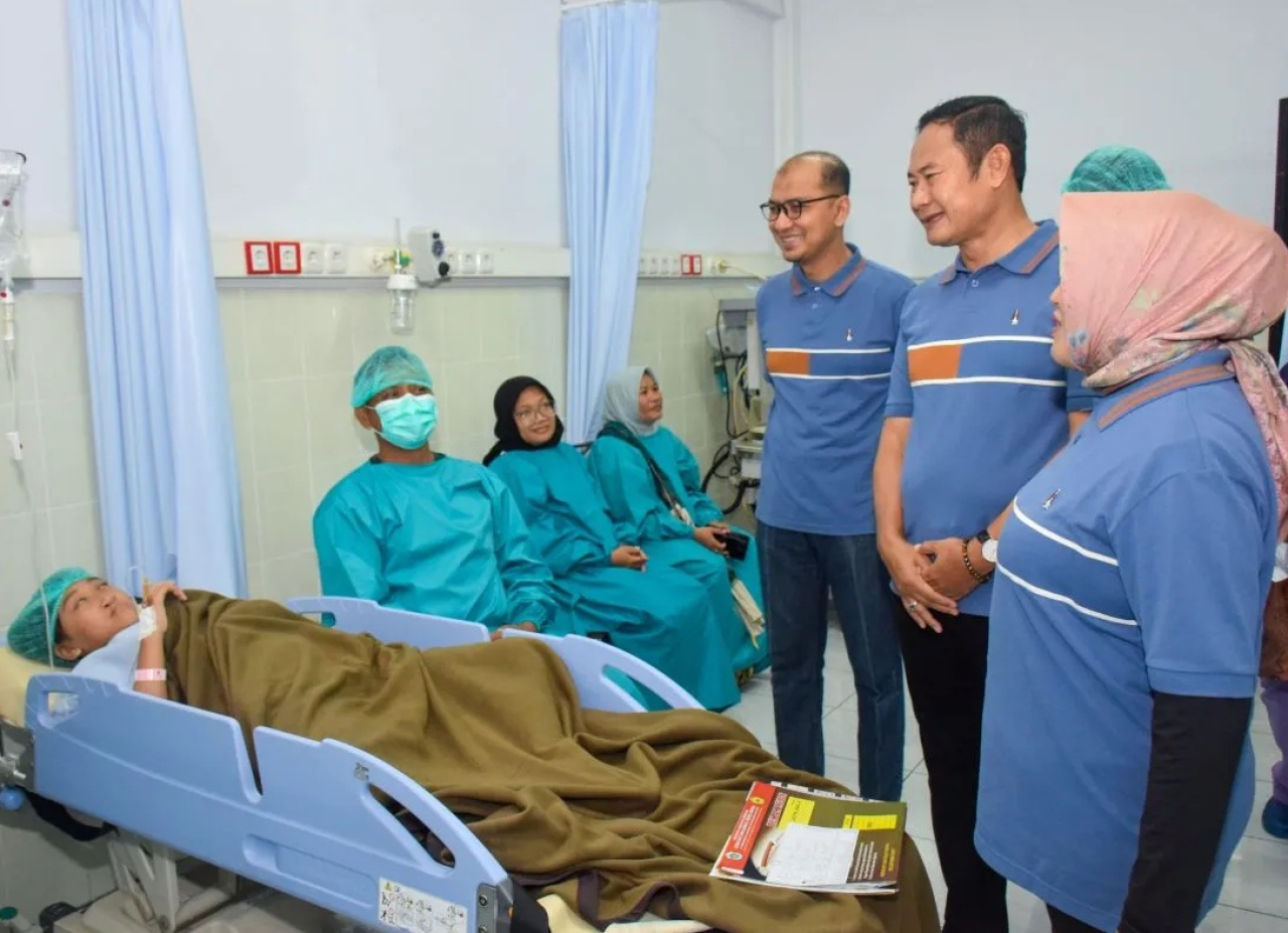 Bupati Lamongan Yuhronur Efendi meninjau pasien opersi bibir sumbing usai menyaksikan penandatanganan nota kesepahaman antara RSUD dr. Soegiri dan 32 puskesmas di Lamongan. SP/ LMG