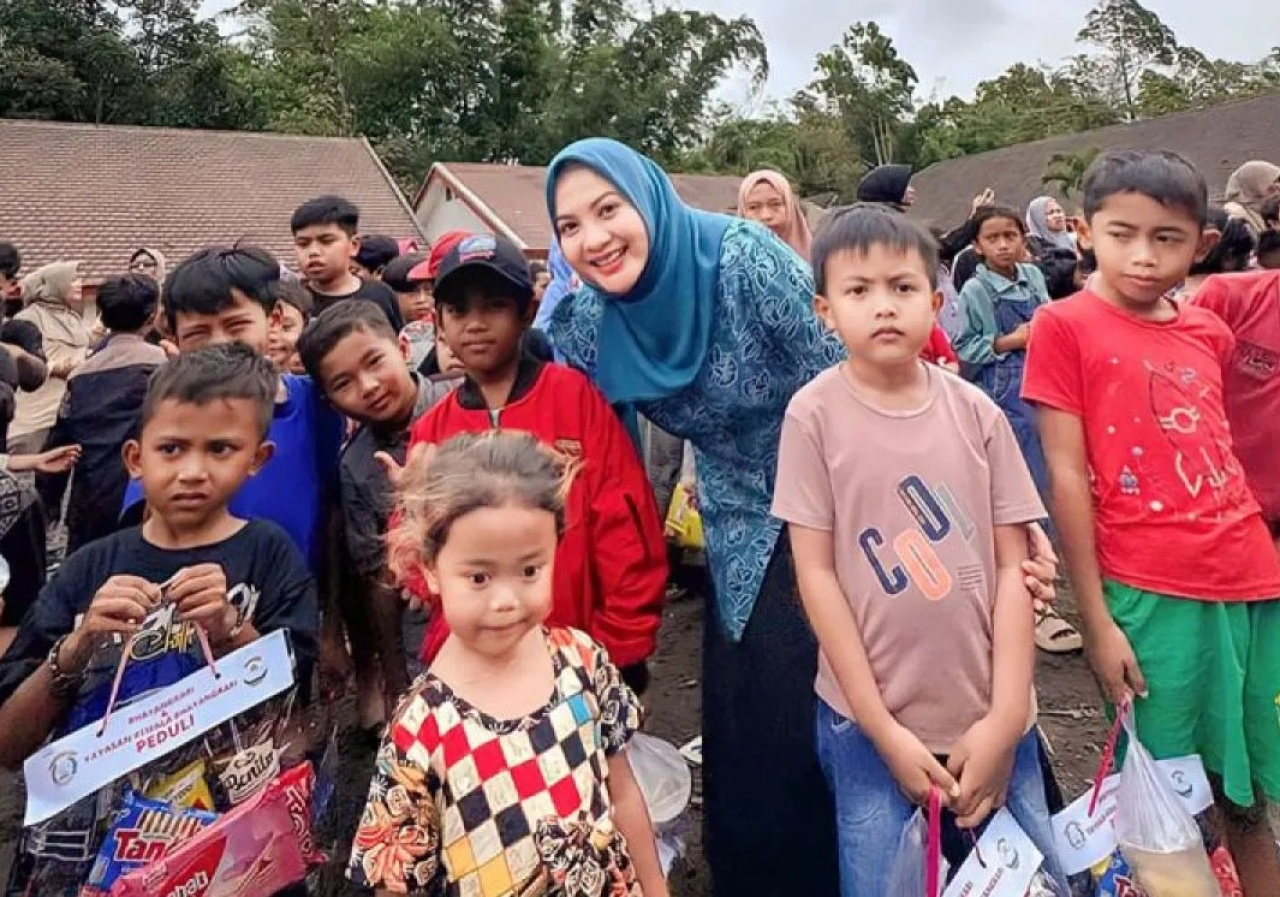 Ilustrasi. Ketua TP PKK Kabupaten Lumajang Dewi Natalia mendampingi kegiatan trauma healing anak-anak di Posko Pengungsian SMPN 2 Pronojiwo. SP/ LMJ 