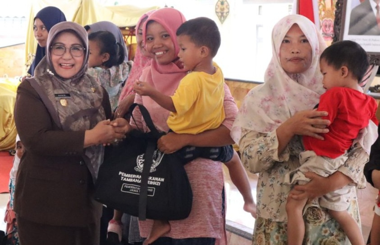Bupati Magetan Nanik Endang saat menyerahkan paket Pemberian Makanan Tambahan (PMT) Bergizi untuk Balita Posyandu dari Pemerintah Provinsi Jawa Timur. SP/ MGT