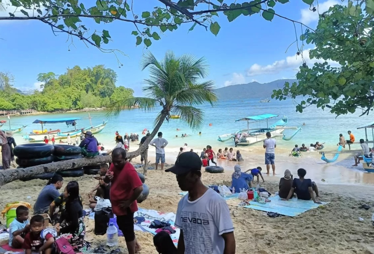 Pengunjung menikmati suasana sambil bermain air di Pantai Pasir Putih, Karanggongso, Trenggalek, Jawa Timur. SP/ TRG