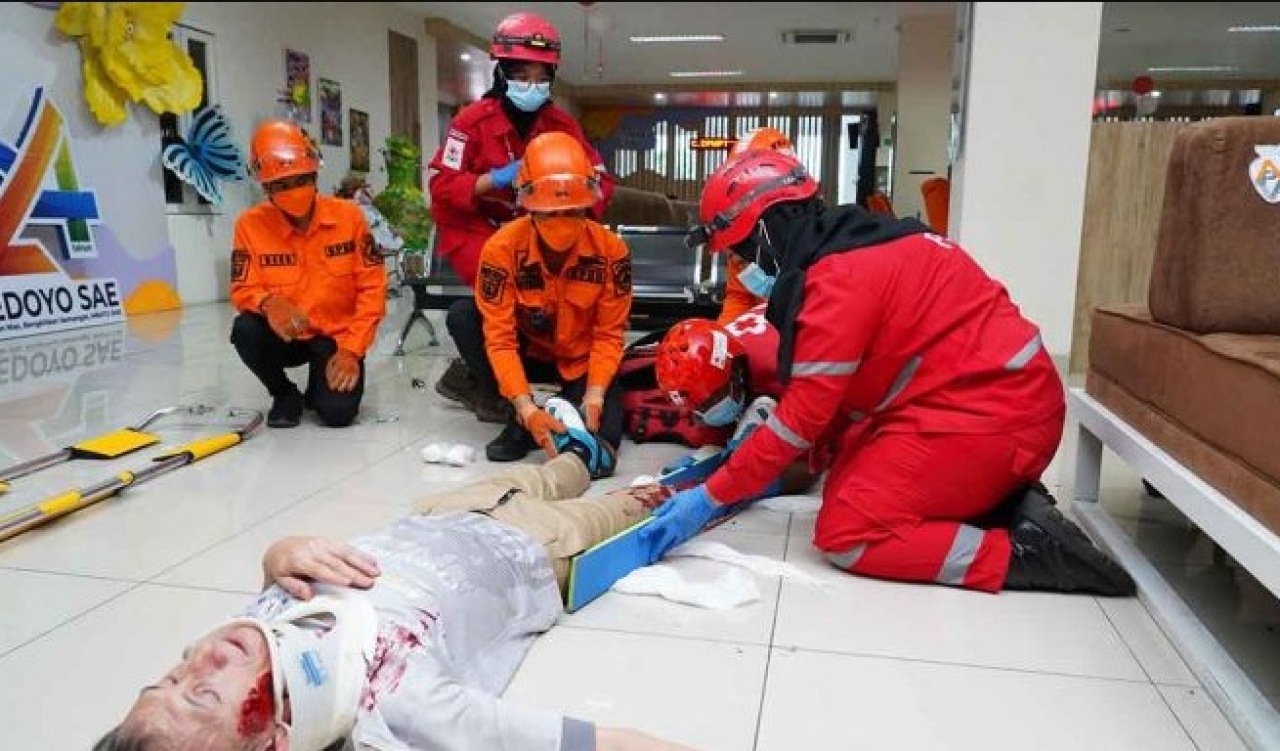 Petugas Badan Penanggulangan Bencana Daerah (BPBD) Kota Batu pada kegiatan simulasi tanggap bencana gempa bumi yang diselenggarakan oleh pemerintah kota (pemkot) setempat di Balai Kota Among Tani, Kota Batu. SP/ BTU