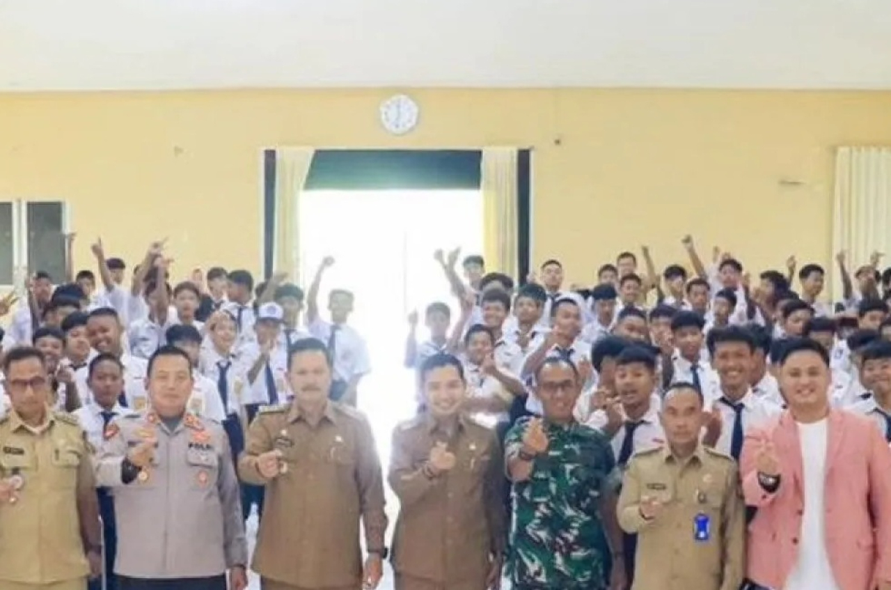 Wali Kota Madiun Maidi bersama jajaran dan perwakilan siswa dalam kegiatan Sosialisasi Pendidikan Politik kepada para siswa SMP di Kantor Kecamatan Taman. SP/ MDN