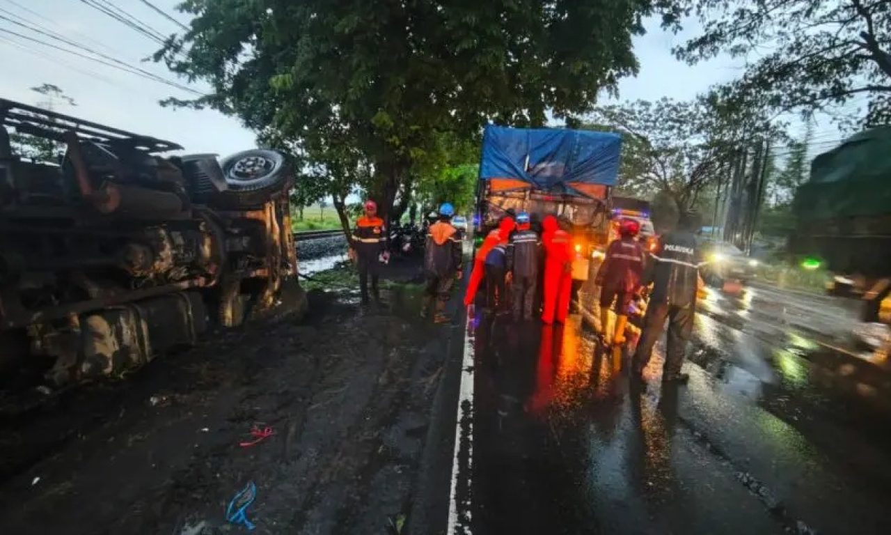 Petugas mengevakuasi truk tangki muatan semen yang terguling dan tumpahannya mengenai jalur rel kereta di KM 44+3, tepatnya di Beji, Kecamatan Beji, Kabupaten Pasuruan, Jawa Timur. SP/ JBR