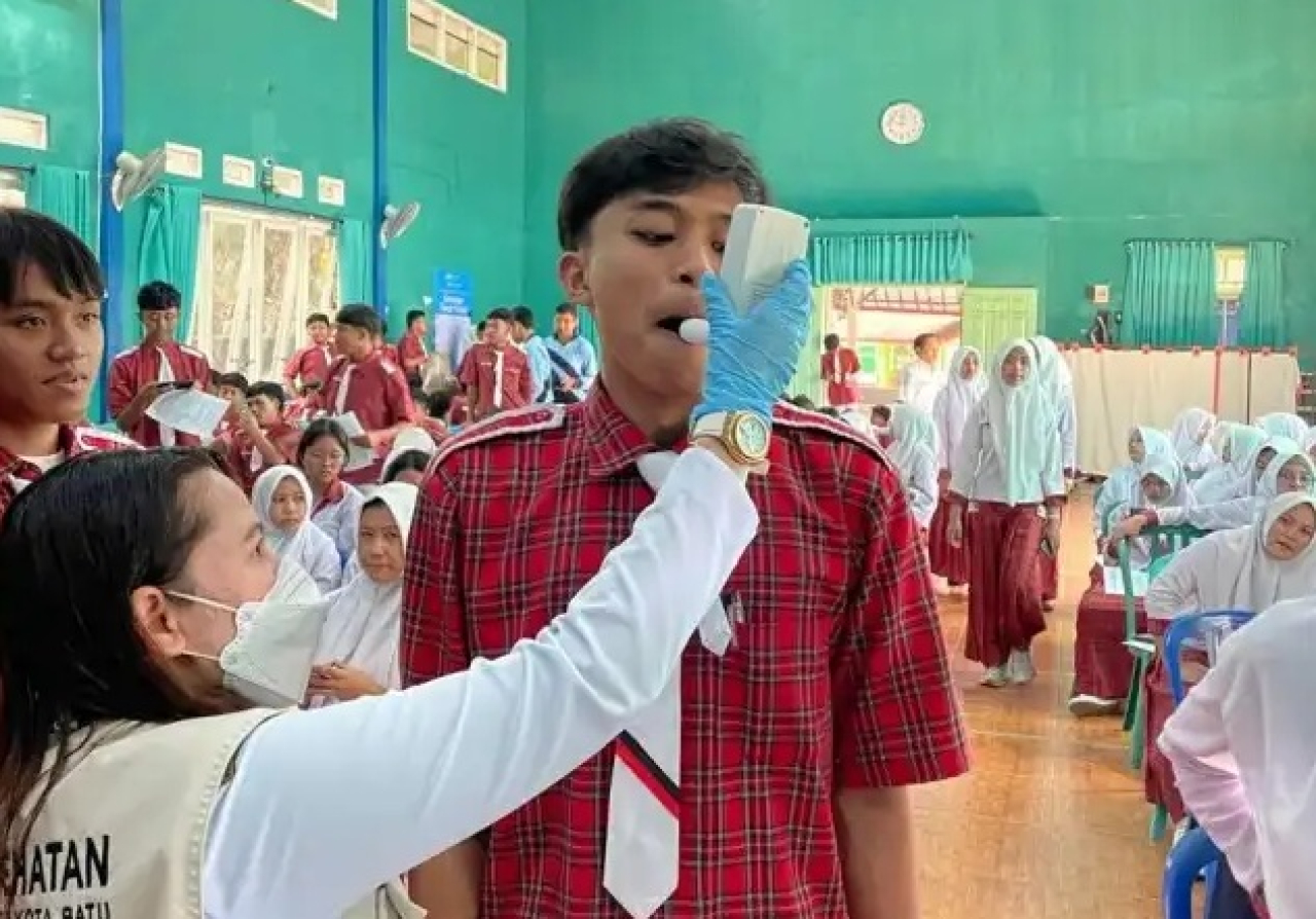 Dinas Kesehatan (Dinkes) menggelar skrining dengan smokerlyzer untuk mengidentifikasi perokok remaja di Kota Batu. SP/