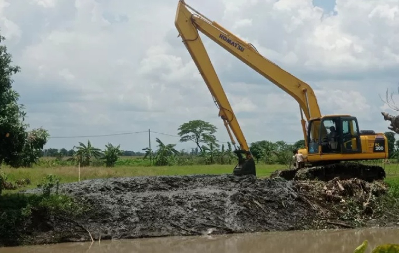 Normalisasi saluran air di Desa Watudakon, Kecamatan Kesamben, untuk mencegah banjir menggunakan alat berat, antisipasi banjir di musim penghujan. SP/ JBG