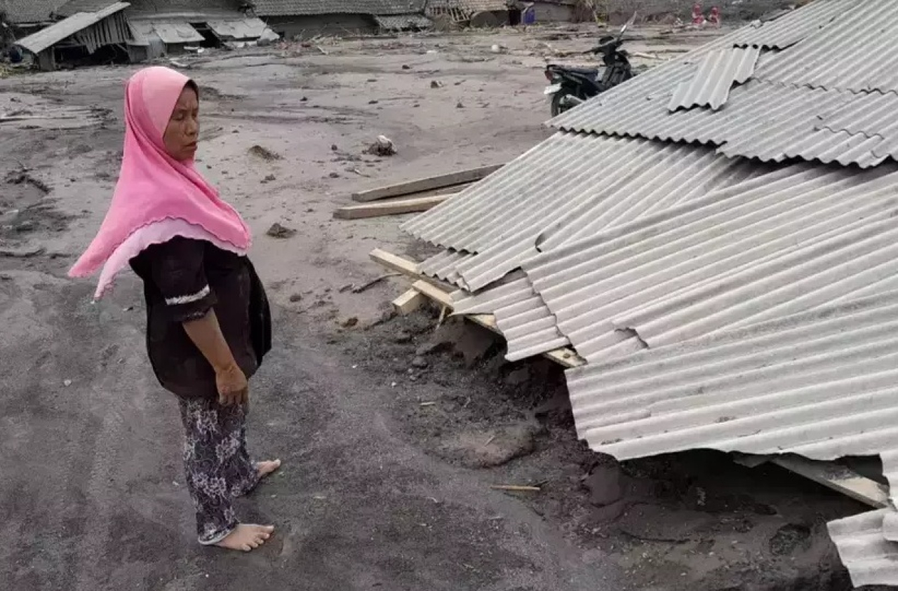 Salah satu warga saat menunjukkan kandang ternak di Lumajang mati tersapu erupsi Semeru, hingga ratusan ternak. SP/ LMJ