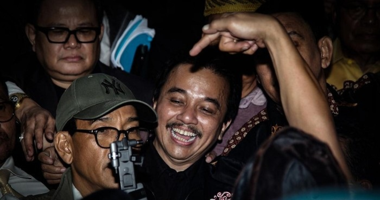 Eks Menpora Roy Suryo tidak ditahan polisi setelah diperiksa sebagai tersangka kasus ijazah Jokowi. Roy Suryo tersenyum lebar usai diperiksa.