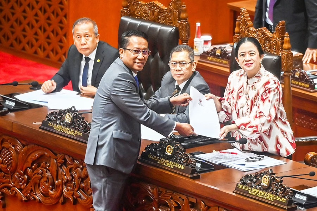 Menteri Hukum Supratman Andi Agtas (kedua kiri) menyerahkan berkas pendapat akhir kepada Ketua DPR Puan Maharani (kanan) terkait RUU tentang Perubahan atas Undang-undang Nomor 8 Tahun 1981 tentang Kita Undang-undang Hukum Acara Pidana (KUHAP) untuk disahk