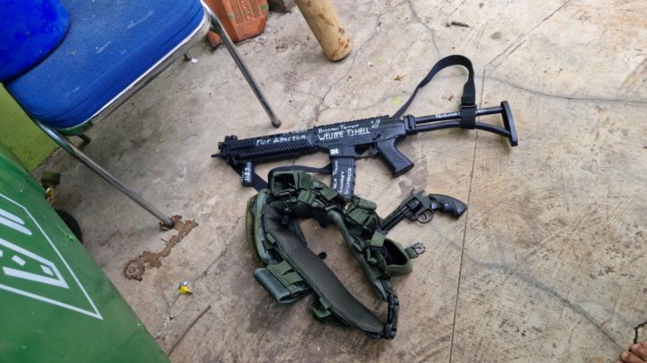 Salah satu barang bukti senapan angin jenis serbu dan rompi yang ditemukan di lokasi ledakan masjid SMAN 72 Kelapa Gading, diduga dipicu terinspirasi dari Game Online PUBG yang bernuansa perang. Atas hal ini, pemerintah akan membatasi game PUBG.