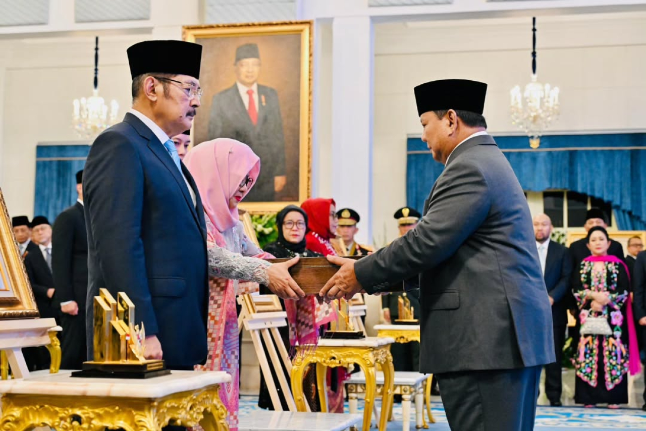 Anak Presiden ke-2 RI, Soeharto, Siti Hardijanti Rukmana alias Mbak Tutut menerima gelar Pahlawan Nasional bagi Jenderal Besar TNI Soeharto, di Istana Negara, Jakarta, Senin (10/11/2025).