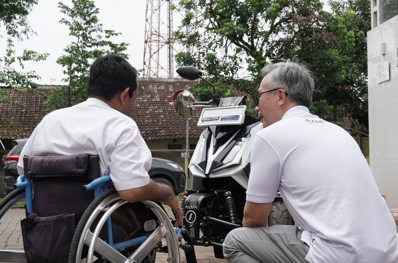 (Kiri ke Kanan) Dosen, Wakil Rektor III Universitas PGRI Argopuro Jember, Pengguna ALVA, dan Anggota AOC Chapter Surabaya, Asrorul Mais dan Chief Executive Officer ALVA, Purbaja Pantja diskusi Motor ALVA Cervo Milik Asrorul Mais yang Dimodifikasi. SP/ ALV