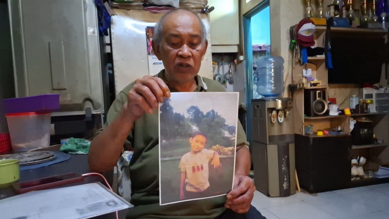 Tugimin, kakek Alvaro Kiano Nugroho, saat menunjukkan foto Alvaro.