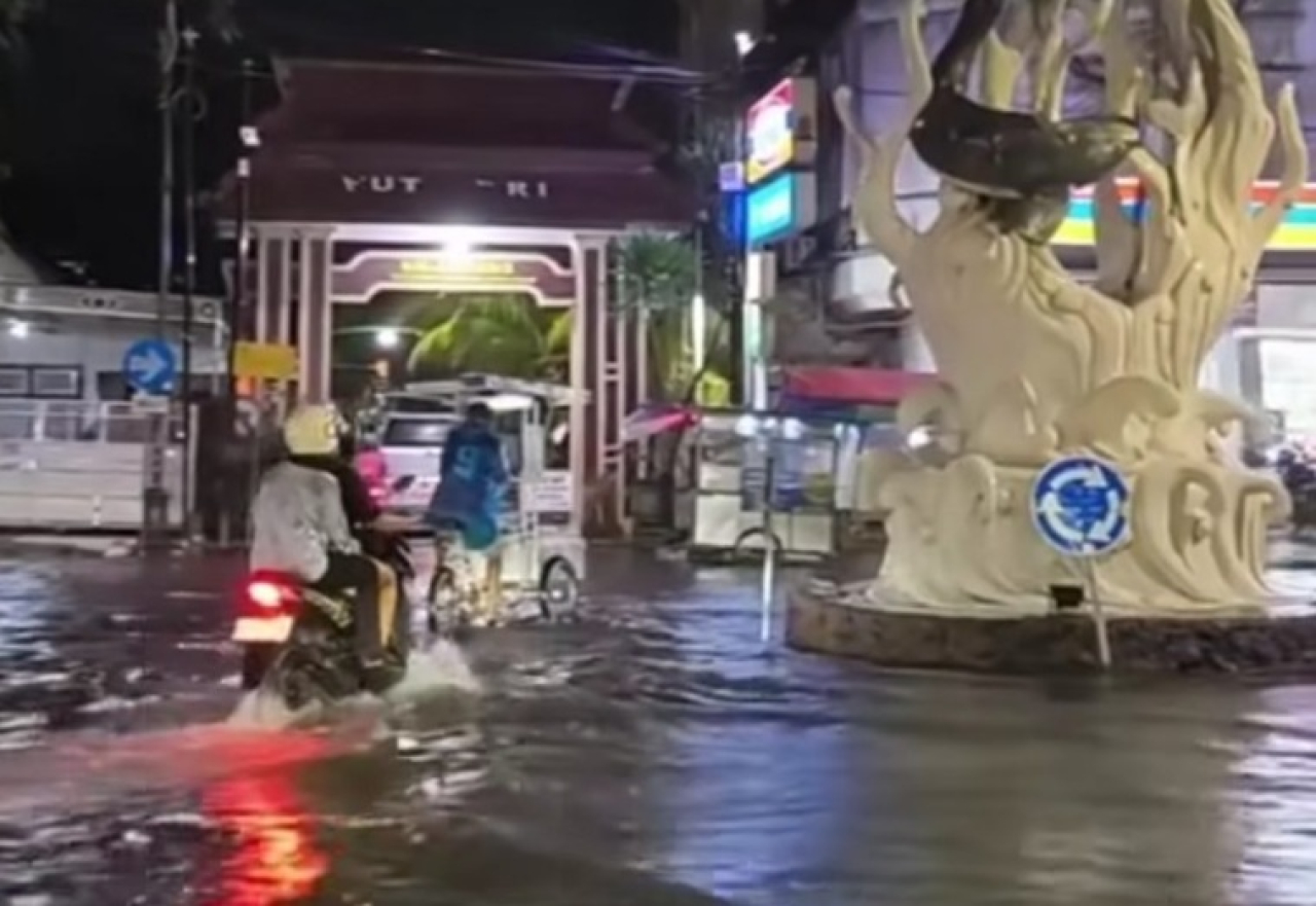 Hujan deras 1 jam bikin sejumlah kawasan di perkotaan Lamongan tergenang. SP/ LMG