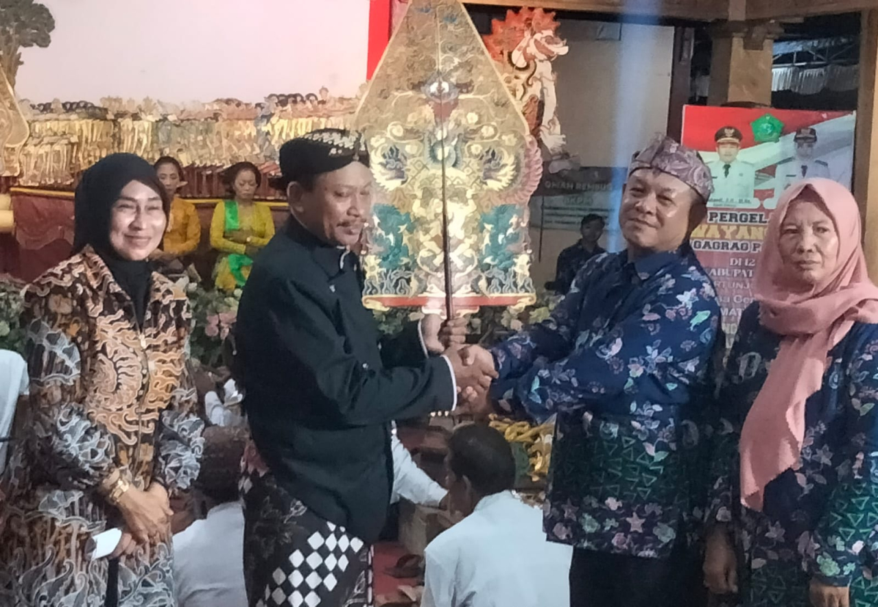 Kades Slamet Serahkan gunungan kepada dalang  Ki Suastomo