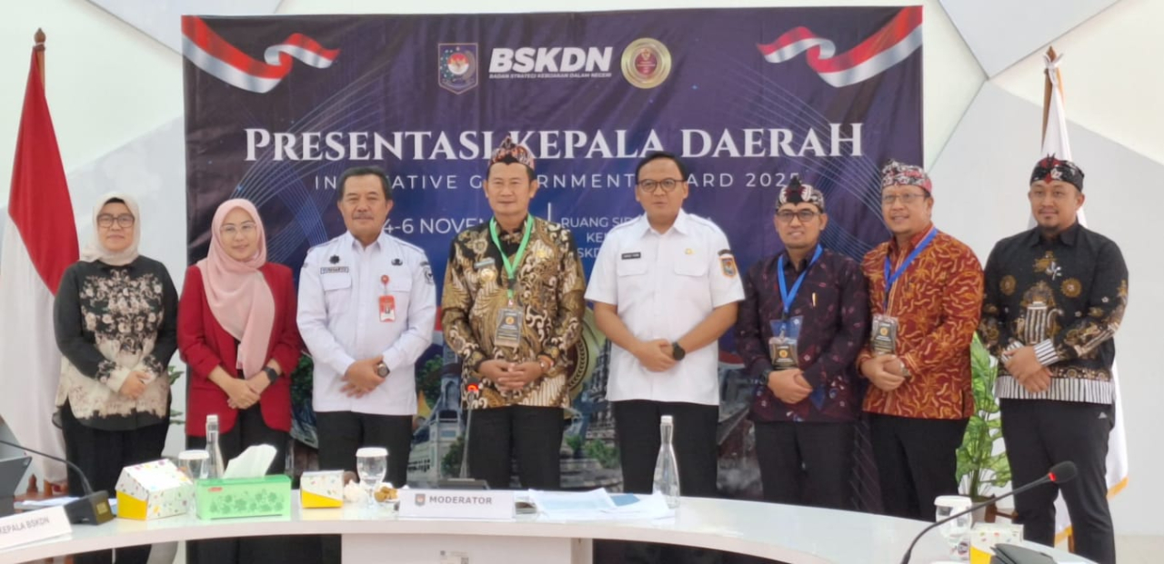 Bupati Lamongan berfoto bersama usai pemaparan IGA 2025 di Kemendagri. SP/IST