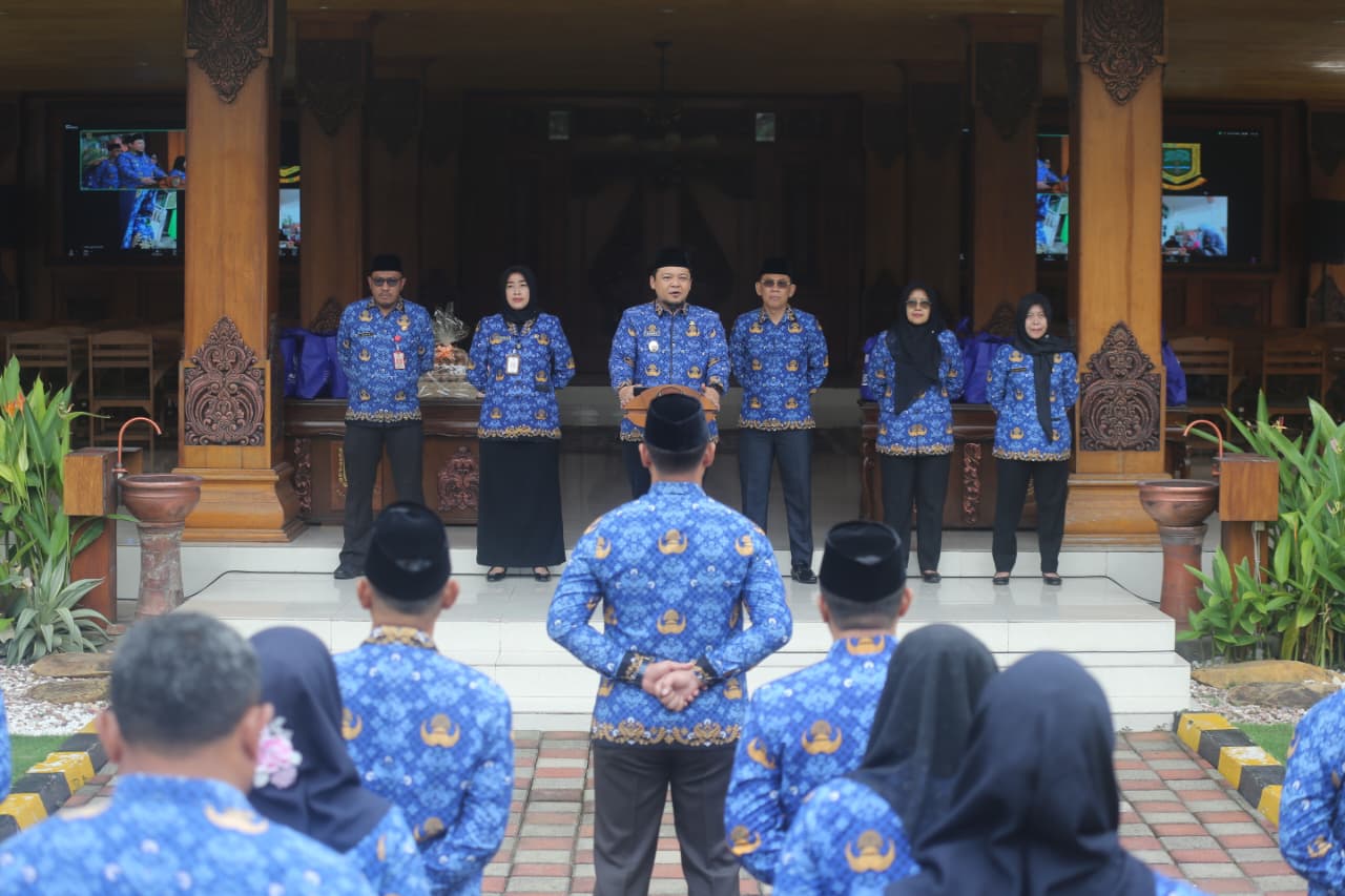 Apel memperingati Hari Ulang Tahun (HUT) ke-54 Korps Pegawai Republik Indonesia (Korpri)yang dipimpin Wakil Wali Kota Mojokerto, Rachman Sidharta Arisandi.
