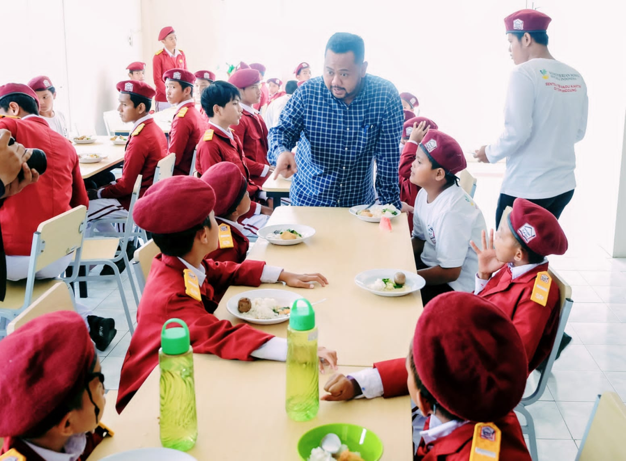 Bupati Gresik Fandi Akhmad Yani saat bercengkerama dengan siswa Sekolah Rakyat Terintegrasi 45 Kota Semarang, Ahad (30/12/2025). SP/Maidid