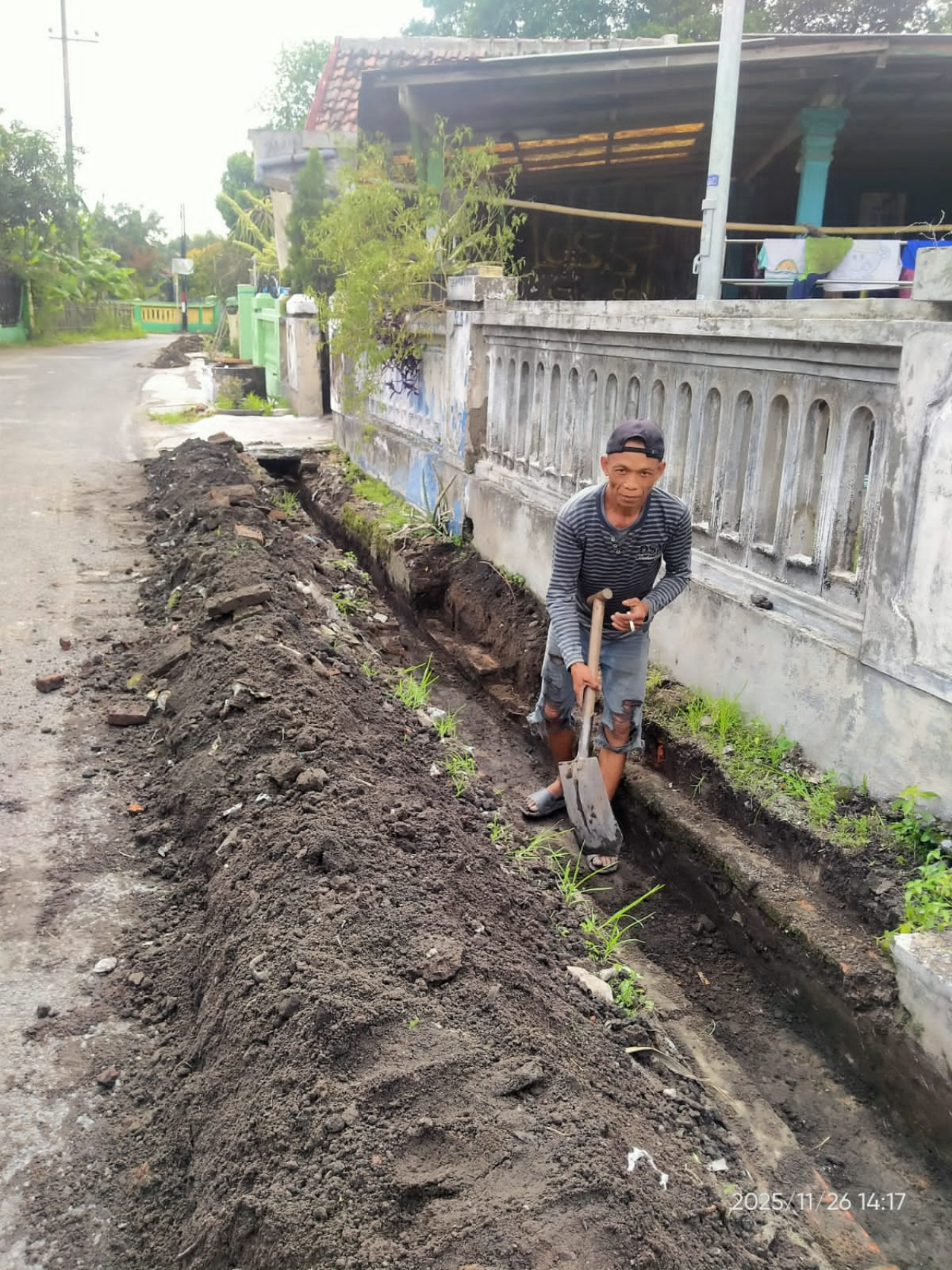 Salah satu warga, melakukan pekerjaan rehabilitas drainase di RT13 Dusun Kaliwungu. SP/JUM