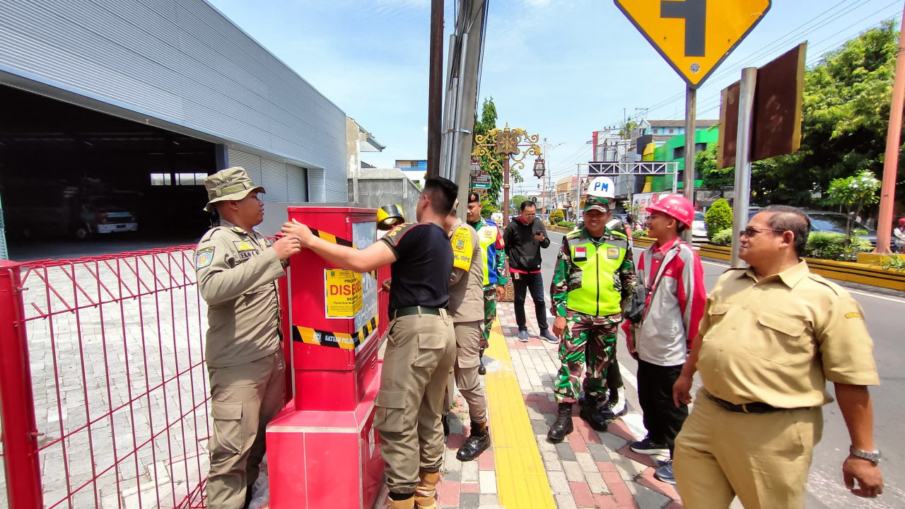 Satpol PP Kota Mojokerto saat menertibkan kabel serat optik (fiber optik) di seluruh wilayah kota. SP/ DWI
