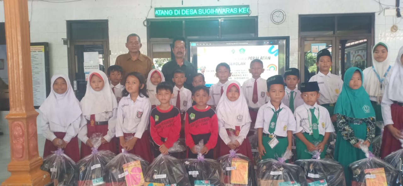 Pemerintah Desa (Pemdes) Sugihwaras, Kecamatan Candi, Sidoarjo menggelar kegiatan penyaluran bantuan siswa miskin sangat miskin yang berprestasi di Pendopo Desa. SP/ HIKMAH