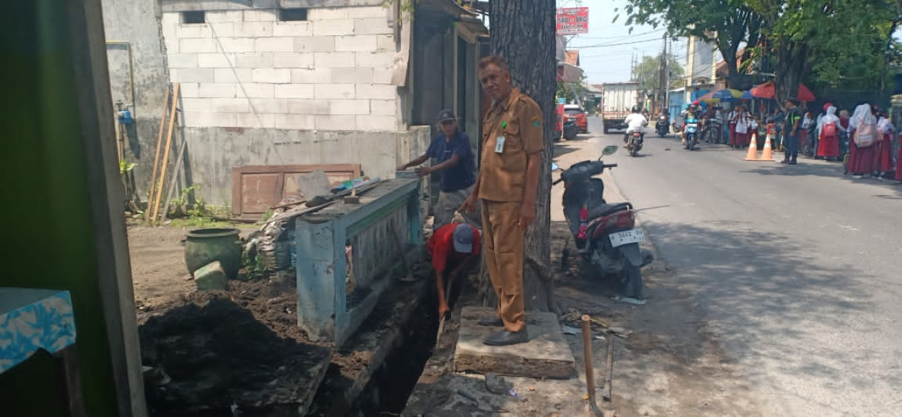 Proyek normalisasi saluran air yang dilakukan di RW 01, RW 02 Desa Kalipecabean, Sidoarjo. SP/ HIKMAH
