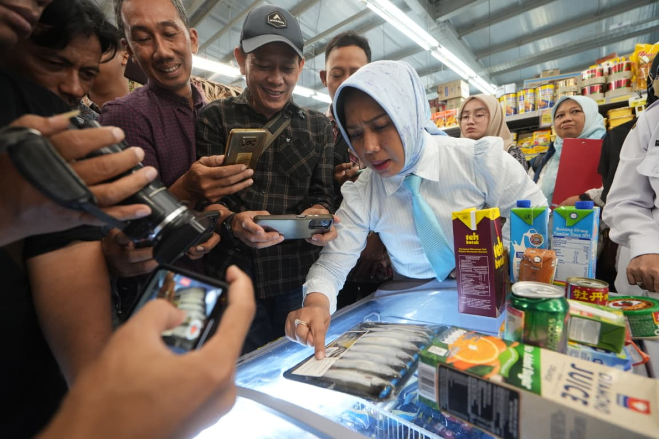 Walikota saat melakukan inspeksi mendadak (sidak) untuk memastikan keamanan makanan dan minuman yang beredar di pasaran. SP/ DWI