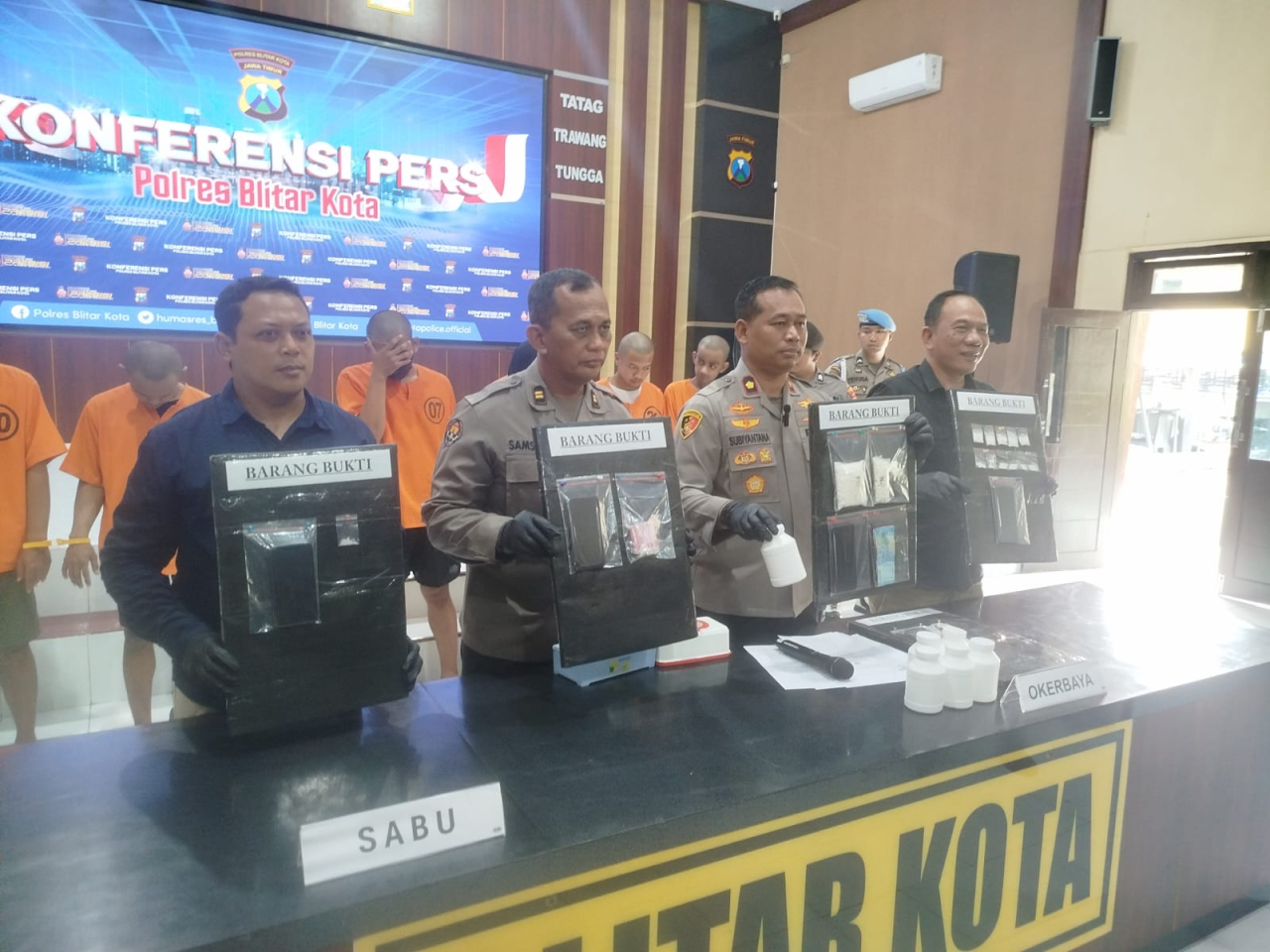 Waka Polres Blitar Kota Kompol Subiantana saat  memberikan keterangan dengan menunjukkan barang bukti dan 1 tersangka Residivis. SP/ Lestariono