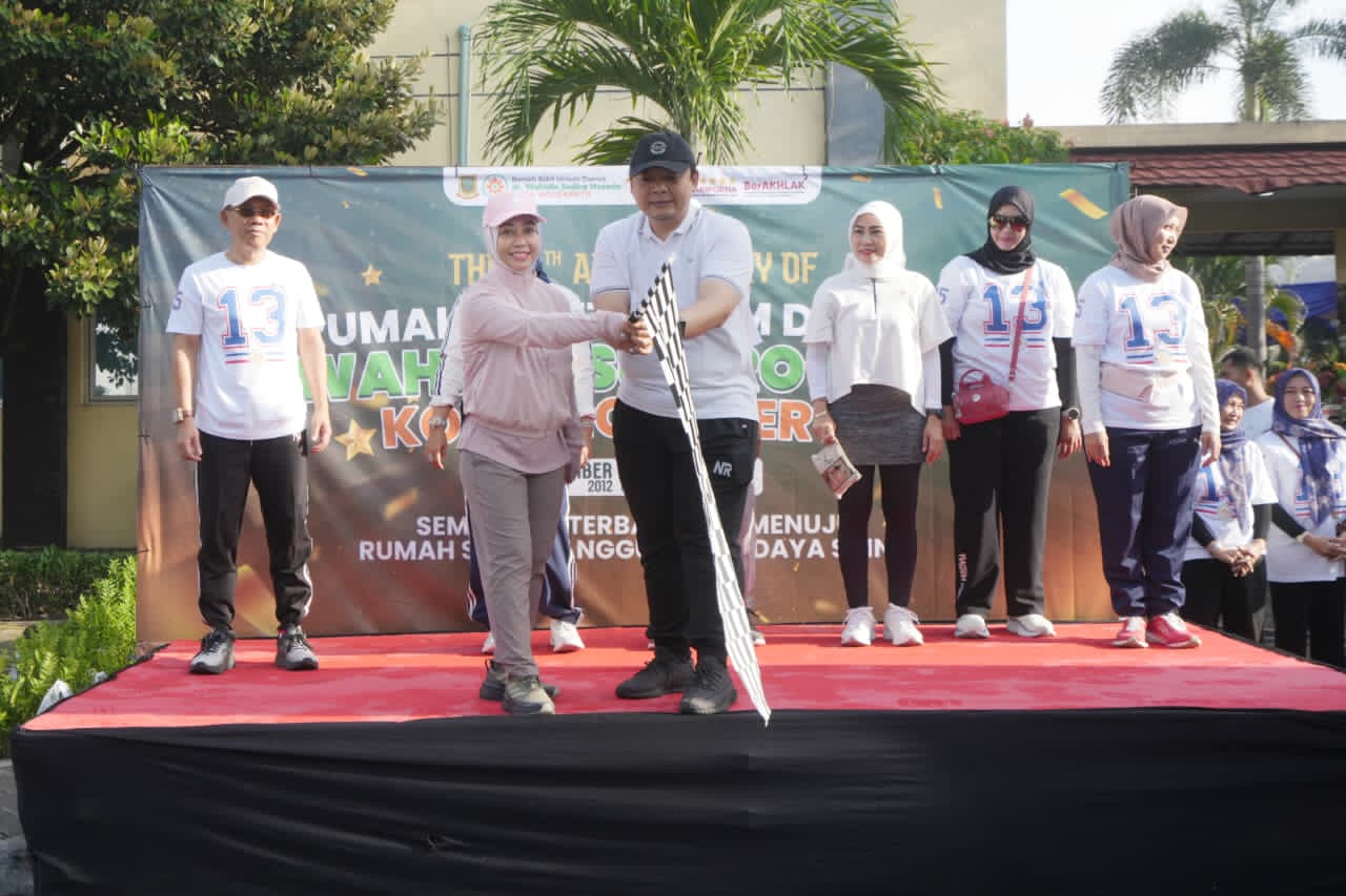 Wali Kota Mojokerto, Ika Puspitasari saat mengikuti Jalan Sehat Dalam Rangka HUT Ke-13 RSUD dr. Wahidin Sudiro Husodo peringatan HUT ke-13 pada Jumat (05/11/2025). SP/ DWI