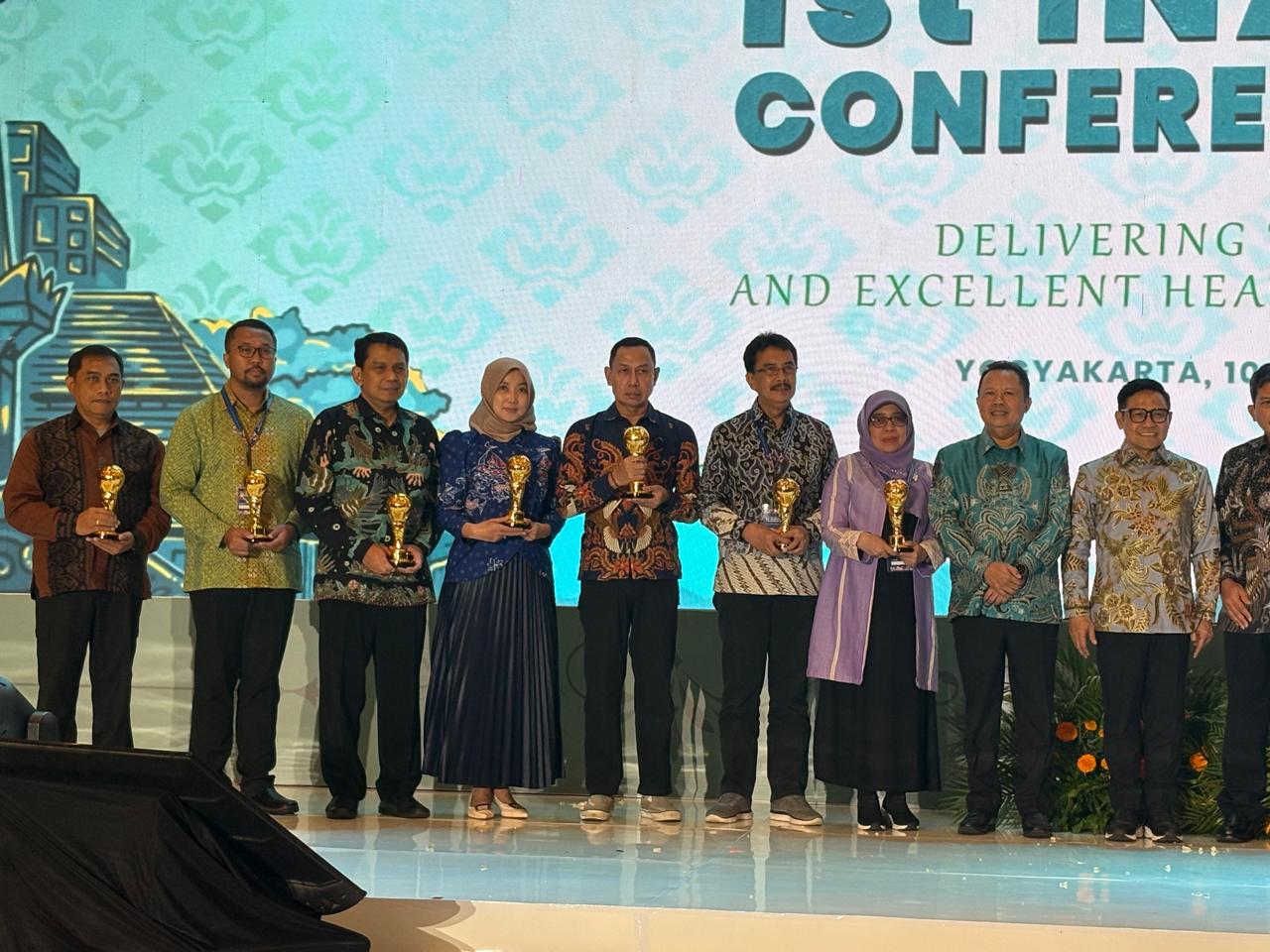 Penghargaan diserahkan oleh Menteri Koordinator Pemberdayaan Masyarakat Muhaimin Iskandar kepada Plt. Kepala Dinas KesPPKB Kota Mojokerto, yang hadir mewakili Wali Kota Mojokerto, Ika Puspitasari. SP/ DWI