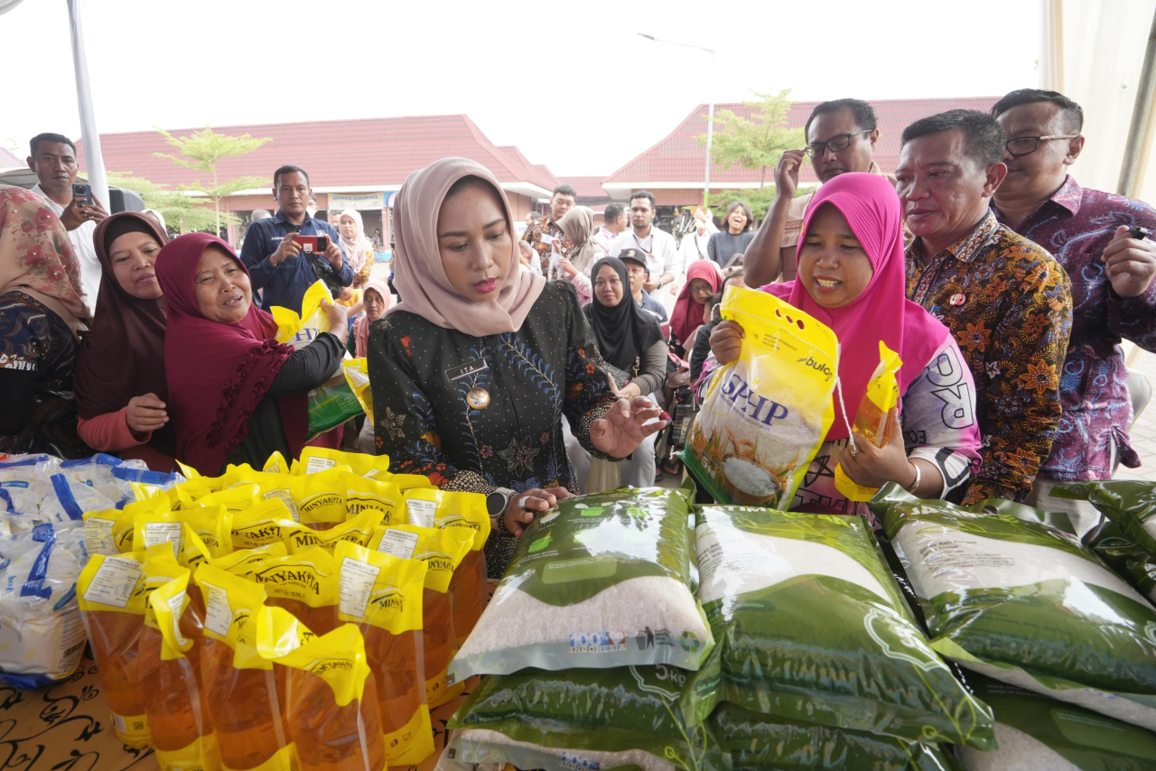 Wali Kota Mojokerto Ika Puspitasari meninjau pelaksanaan Gerakan Pangan Murah (GPM) yang digelar Pemerintah Provinsi Jawa Timur berkolaborasi dengan Pemerintah Kota Mojokerto. SP/ DWI