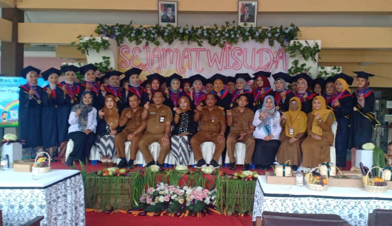Kepala Desa Karang tanjung Hendro Harjo Suwito resmi Mewisuda Wisudawan dari Sekolah Lansia Tangguh (Selantang) dan Sekolah Orang Tua Hebat (SOTH). SP/ HIKMAH