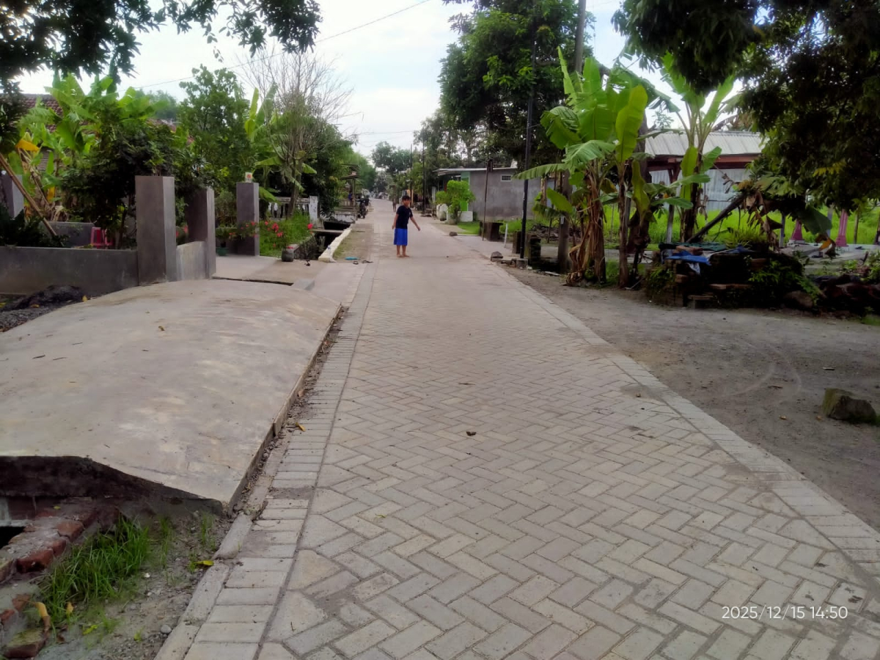 Realisasi pembangunan jalan paving di RT 06 RW 02 Dusun Kedinding, Desa Kedinding. SP/JUM