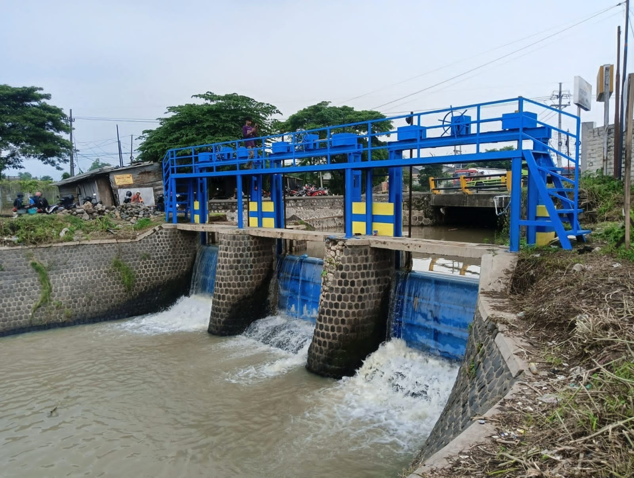 Pengerjaan infrastruktur rehabilitasi pintu air Bendung Sukoanyar, di Kecamatan Ngoro bagian dari program Pemkab Mojokerto dalam mendukung  ketahanan pangan nasional, pertumbuhan ekonomi dan sektor pertanian berkelanjutan. SP/ DWI