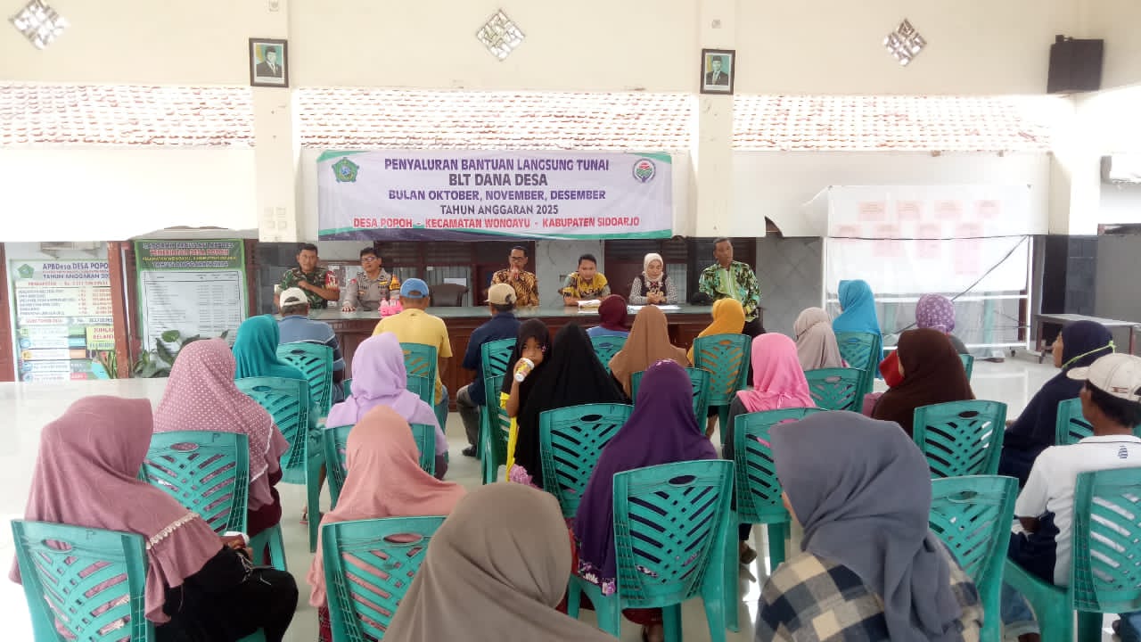 Kepala Desa Popoh Sugini saat memberikan sambutan di depan para Keluarga Penerima manfaat(KPM). Kamis (18/12/2025). SP/ HIKMAH