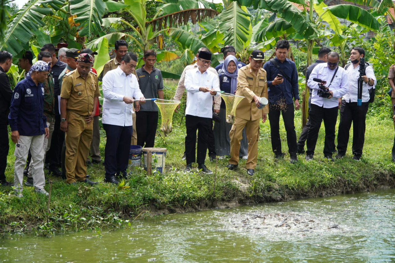 Mendes dan Wamendes PDT menjaring ikan lele yang dikelola BUMDes Desa Plosowahyu Kec/Kab. Lamongan. SP/MUHAJIRIN