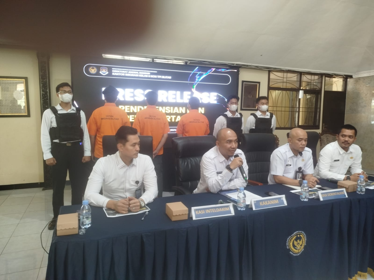 Pers Rilis Kep.Imigrasi Blitar beri keterangan, dan tunjukan Paspor ke 3 WNA (Pakistan). SP/ Lestariono