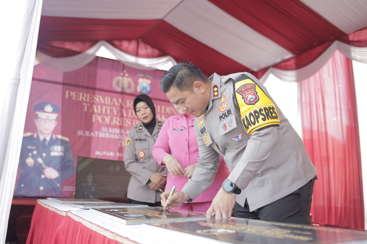 Penanda tanganan Prasasti..lnjut pengguntingan pita oleh Kapolres Blitar dan Ibu Kapolres Blitar.SP/ Lestariono