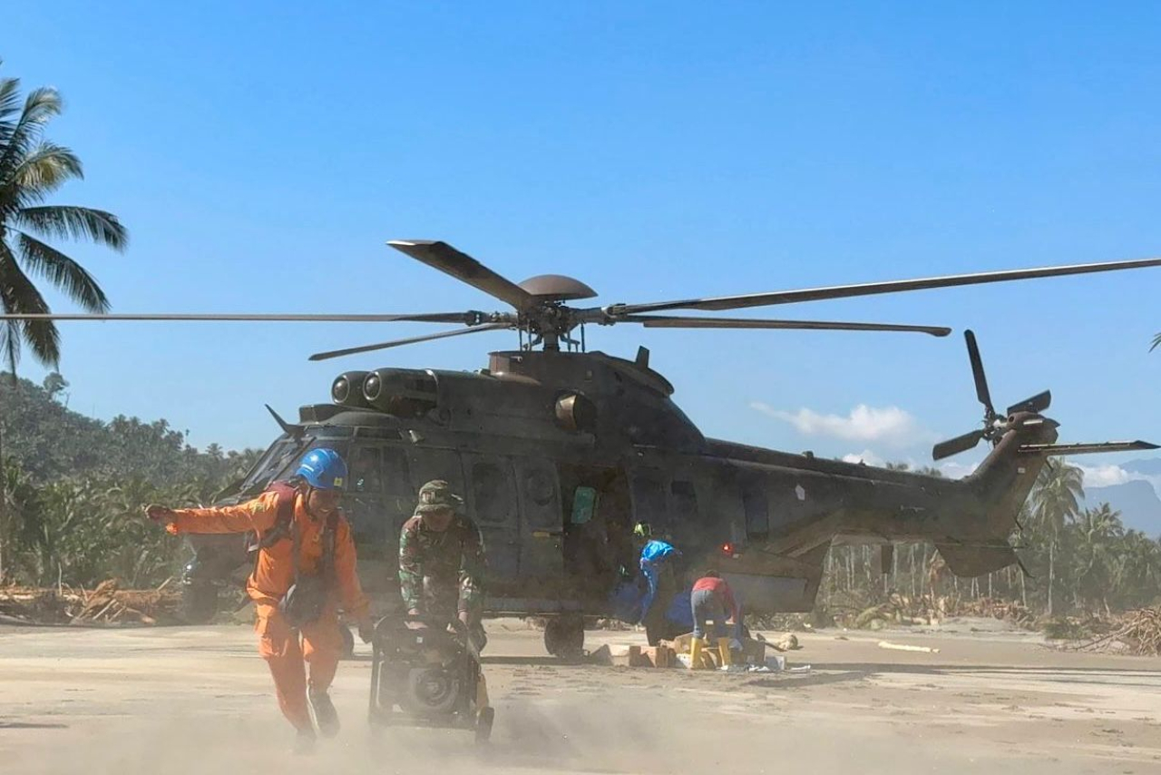 Petugas PLN bersama Personel TNI melakukan pendistribusian material tower, genset, dan bantuan di wilayah Bireuen, Aceh menggunakan helikopter, Minggu (30/11/2025). Foto/Humas PLN