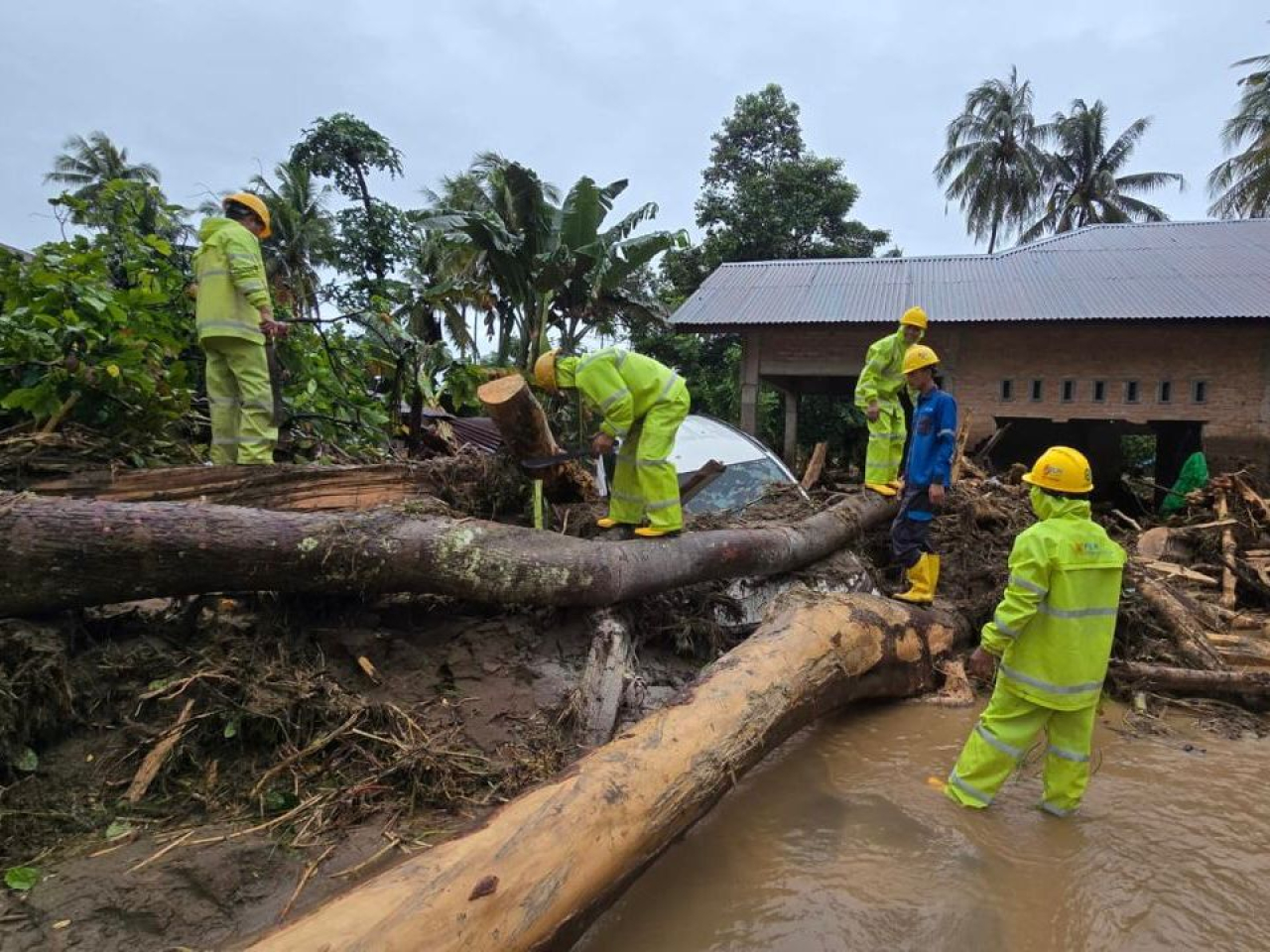 Petugas PLN bersama warga, bekerjasama pulihkan akses fasilitas umum dan jalan di Nagari Koto Tuo, Kecamatan Ampek Koto Kabupaten Agam, Sumatra Barat. Foto/Humas PLN