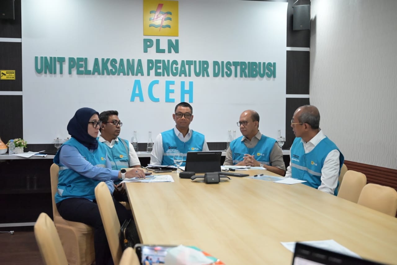 Dirut PLN, Darmawan Prasodjo (tengah) pada agenda Laporan dan Rapat Koordinasi bersama Menteri ESDM yang digelar secara daring di Banda Aceh pada Selasa (9/12/2025). Sp/Arlana