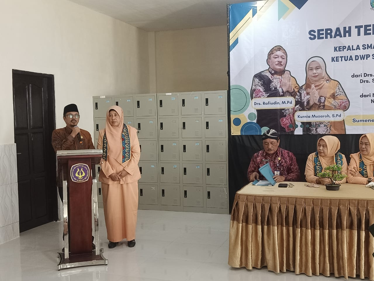 Drs. Sirajum Munir, M.Pd, didampingi istrinya, Khoirunnisa, S.Pd. saat memberikan sambutan di acara Sertijab di Aula SMAN I Kab. Sumenep.