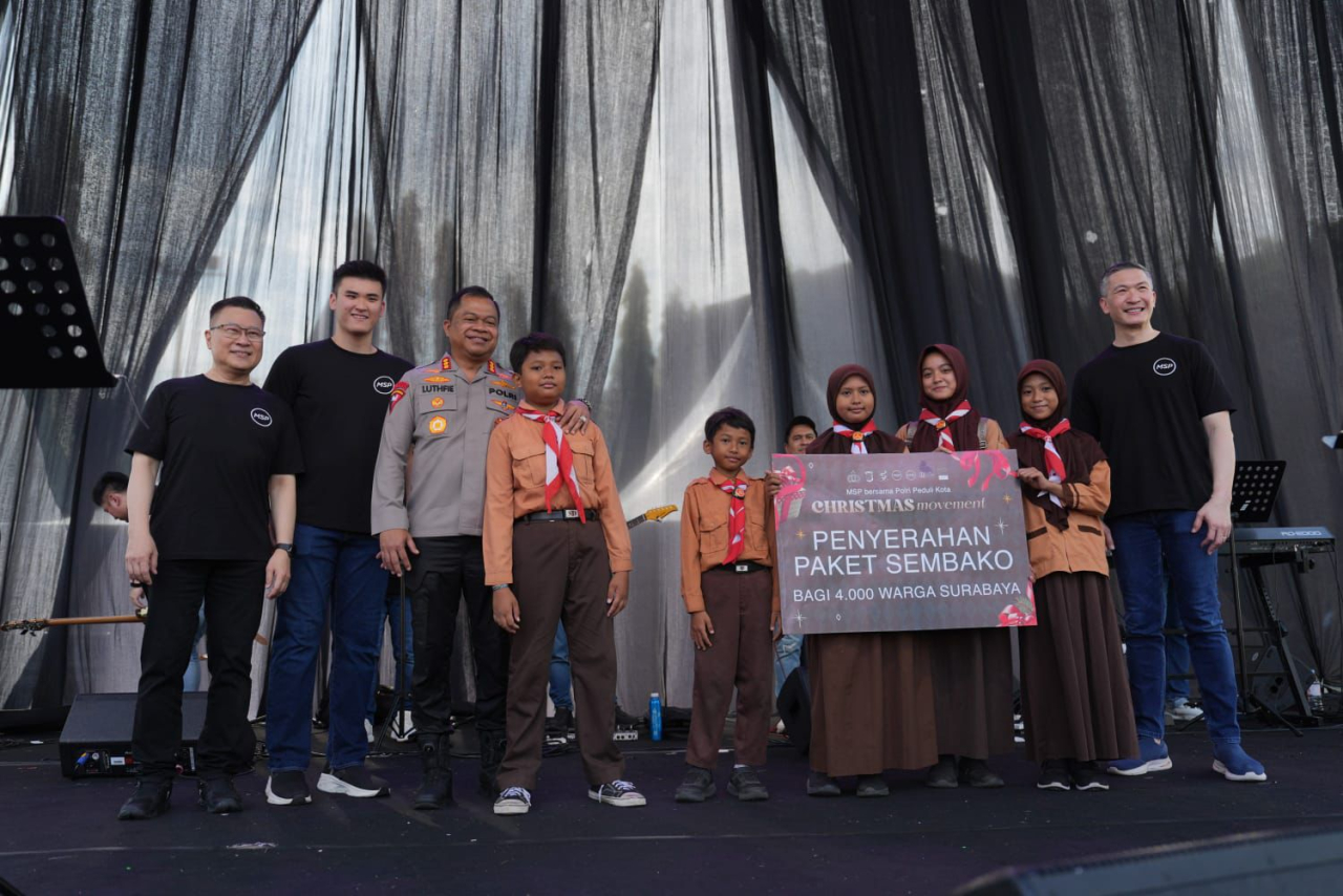 Kapolrestabes Surabaya Kombes Pol Luthfie Sulistiawan bersama pihak GMS dan MSP Penyerahan sembako secara simbolis kepada warga Surabaya.