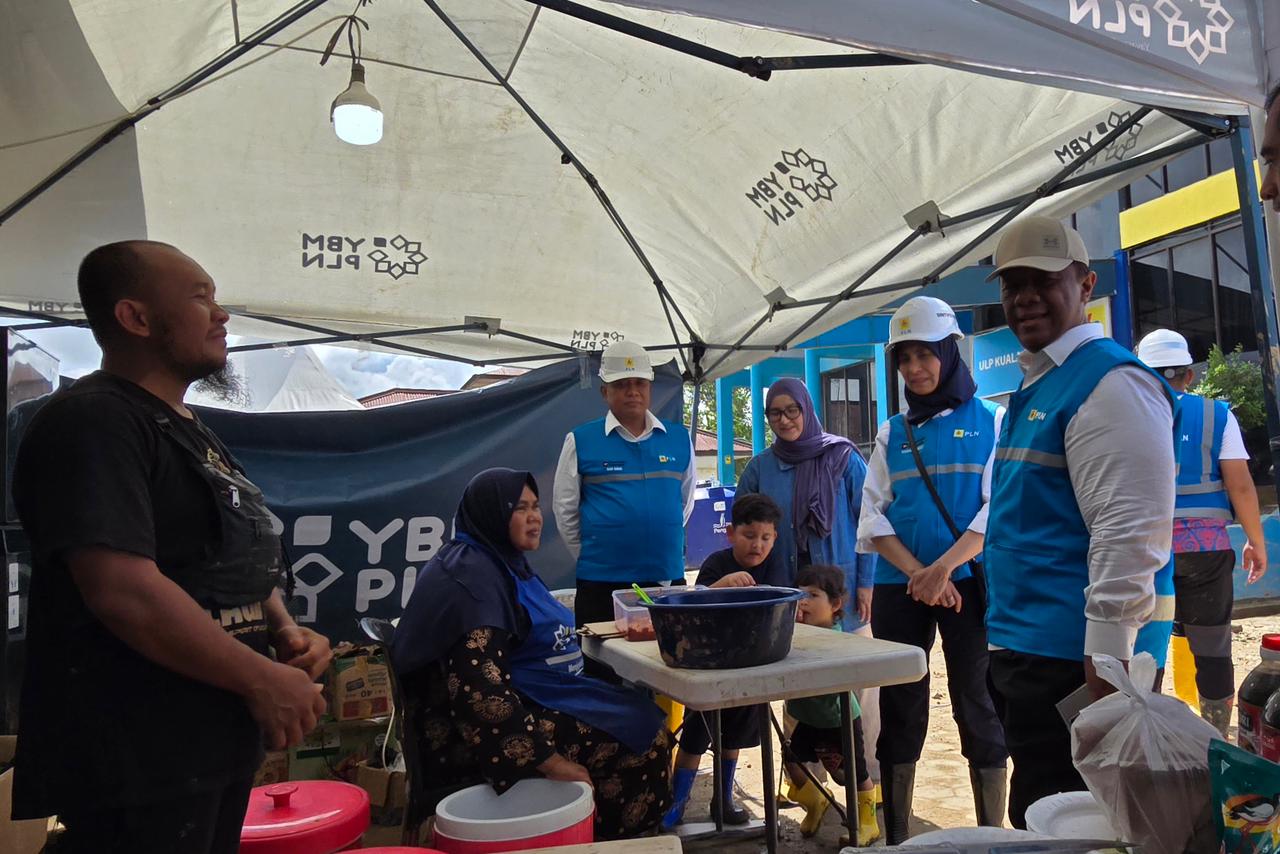 Komisaris Independen PLN, Yazid Fanani (ketiga dari kiri), bersama Direktur Legal dan Manajemen Human Capital PLN, Yusuf Didi Setiarto (kanan), dan Direktur Keuangan PLN, Sinthya Roesly (kedua dari kanan), dalam kegiatan bakti sosial di Aceh Tamiang pada 