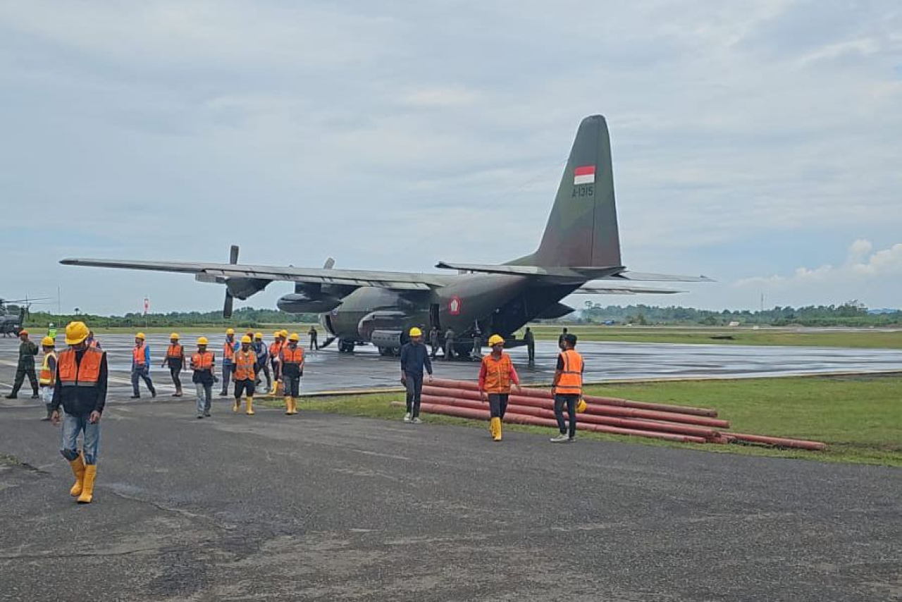 Petugas PLN bersama personel TNI saat akan memasukkan material perbaikan dan pembangunan jaringan distribusi baru untuk dikirim ke lokasi terdampak menggunakan pesawat hercules. Foto/Humas PLN