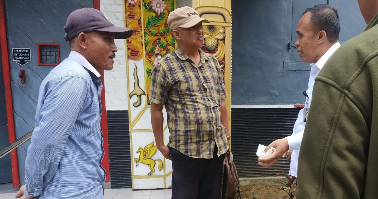 Satnawi, orang tua Hendri, saat mendatangi kantor Polres Kab. Sumenep.