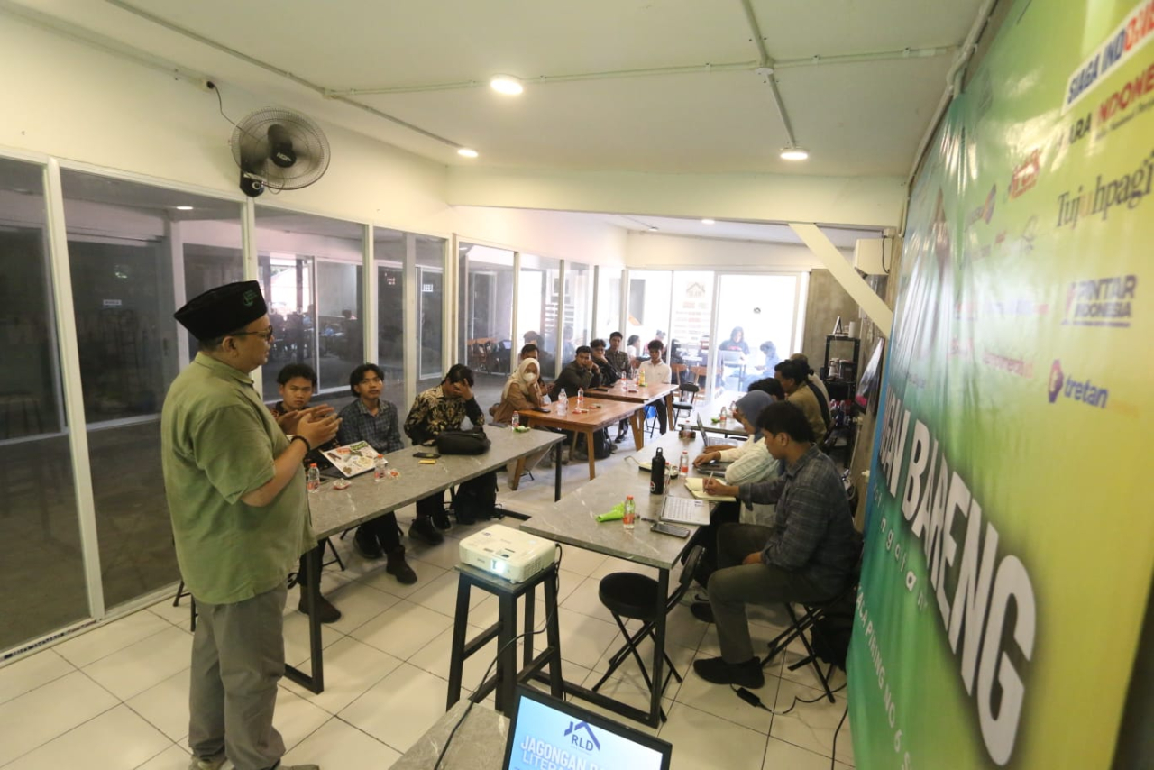 Peserta menyusun satu artikel berita lengkap dengan foto penunjang ketika mengikuti pelatihan jurnalistik RLD, pada Selasa (23/12/2025). Foto: Ist