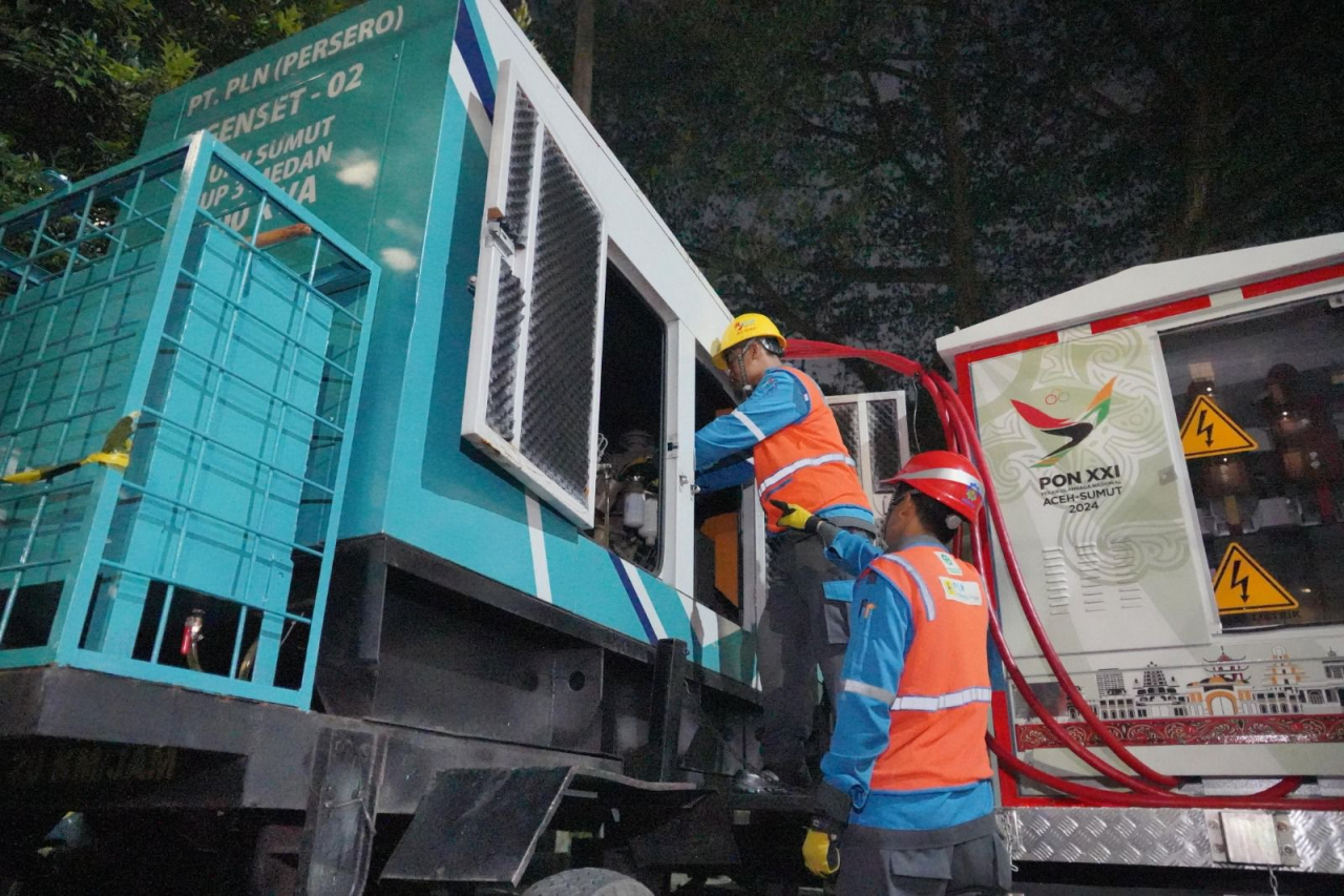 petugas PLN melakukan inspeksi genset sebagai backup pasokan listrik di pusat keramaian Lapangan Banteng, Sumatera Utara, guna memastikan keandalan listrik di tengah cuaca ekstrem selama periode siaga Nataru. Foto/Humas PLN