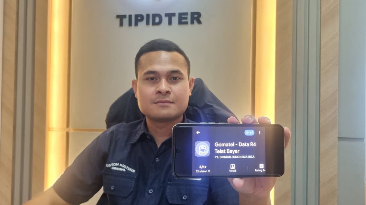 Kanit Tipidter Satreskrim Polres Gresik Iptu Komang Andhika Haditya Prabu menunjukkan aplikasi Gomatel-Data R4 Telat Bayar berisi 1,7 juta data debitur yang diperjualbelikan.